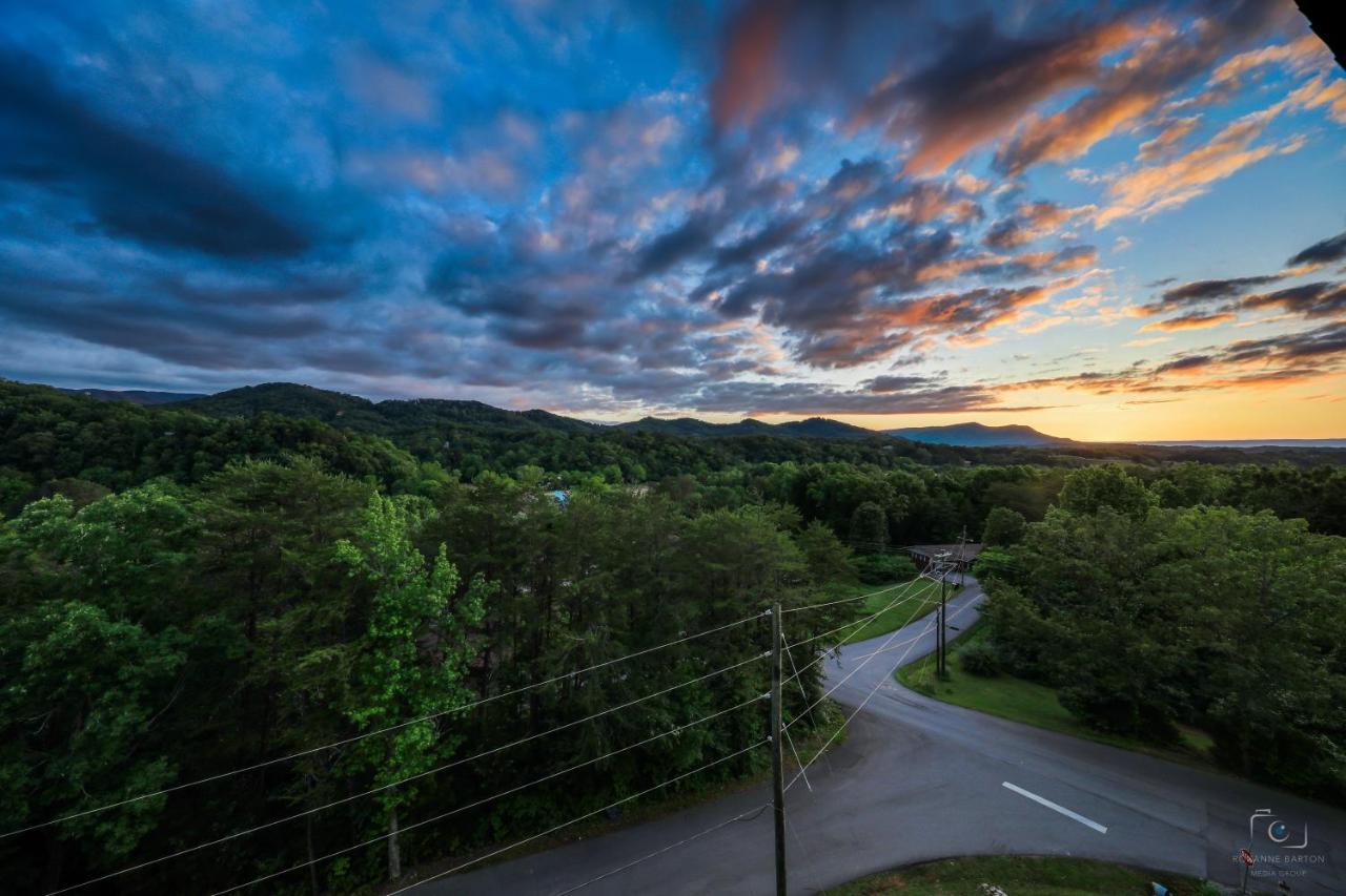 Lazy Bear Whispering Pines 111 Apartment Pigeon Forge Exterior photo